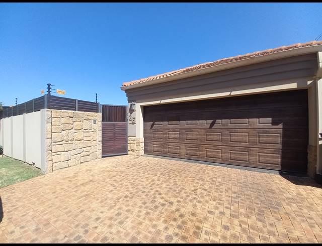 3 BEDROOM FREEHOLD FOR SALE IN PARKHAVEN